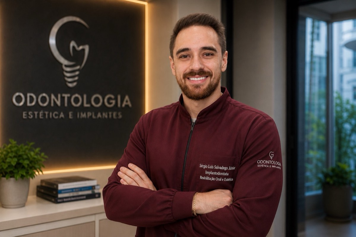 Dr. Sérgio Salvadego, cirurgião-dentista CRO-SP 151123, especialista em implantes, na clínica