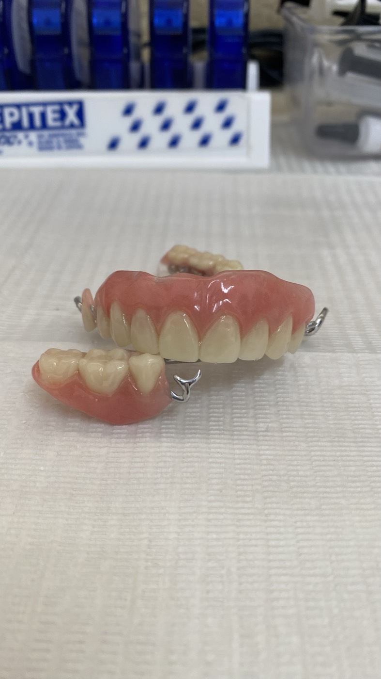 Próteses dentárias removíveis sobre a bancada do consultório